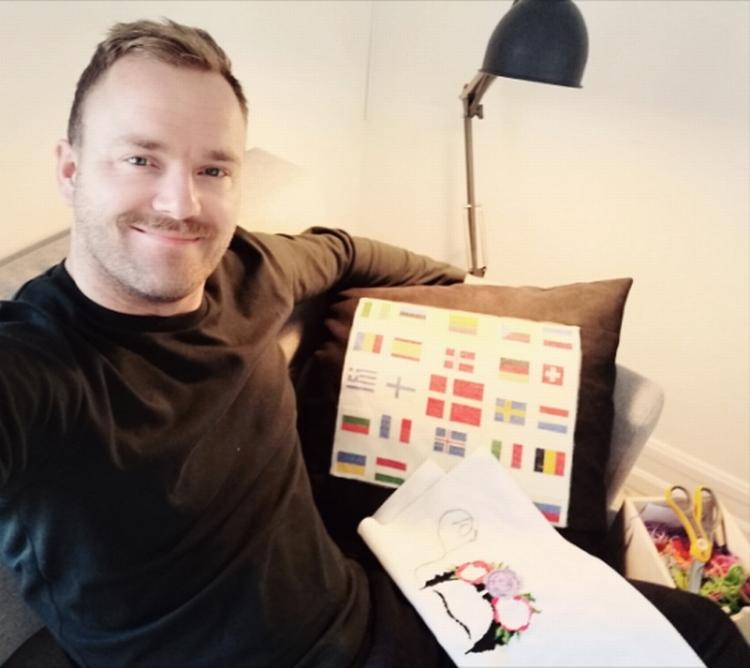 Kristen Keldorff Eiler har før broderet landeflag. Nu under coronakrisen tager hans motivverden et hop: Til den mexicanske kunstner Frida Kahlo, som han lige er startet på. Foto: Privat 