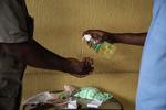En sikkerhedsvagt deler håndsprit ud ved indgangen til et supermarked for at forhindre spredning af coronavirussen i hovedstaden Ouagadougou i Burkina Faso. Burkina Faso er et af de afrikanske lande som har bekræftede smittede med coronavirus. Foto: Olympia De Maismont/Ritzau Scanpix