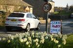 »Bliv væk«, lyder det på dette skilt i landsbyen Airton i det nordlige England.  Foto: Oli Scarff/Ritzau Scanpix