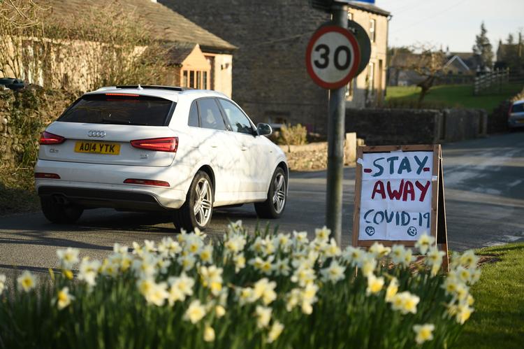 »Bliv væk«, lyder det på dette skilt i landsbyen Airton i det nordlige England.  Foto: Oli Scarff/Ritzau Scanpix