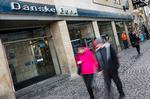 Mange bankfilialer er lukkede på grund af corona-smittefare, men bankerne vil her op til den første forsøge at hjælpe ikke-digitale kunder som for eksempel pensionister 'i banken'.   Foto: Mogens Flindt/POLFOTO
