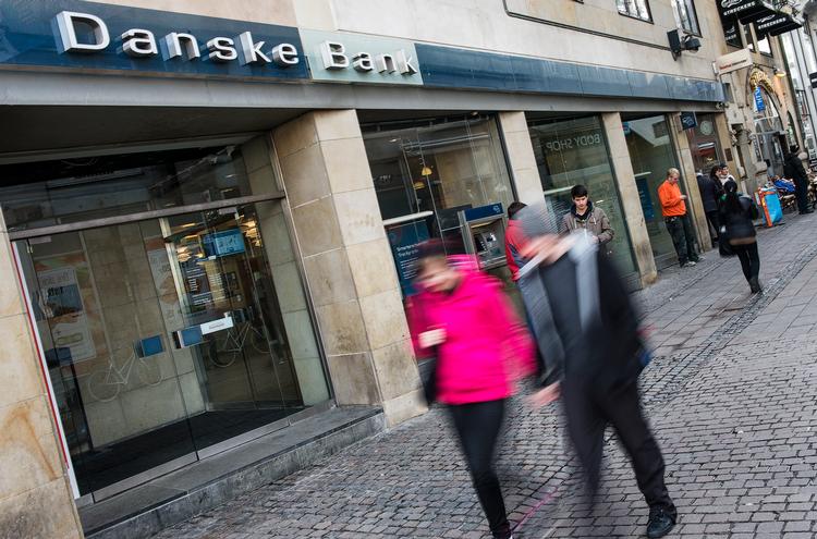 Mange bankfilialer er lukkede på grund af corona-smittefare, men bankerne vil her op til den første forsøge at hjælpe ikke-digitale kunder som for eksempel pensionister 'i banken'.   Foto: Mogens Flindt/POLFOTO