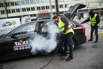 To mænd desinficerer en taxa i Stockholm. Foto: Jonathan Nackstrand/Ritzau Scanpix