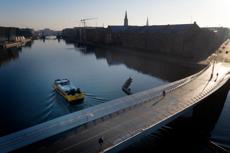 Her er det den nye cykelbro ved Langebro, som plejer at være fyldt op med cyklister.  Foto: Jens Dresling/POLFOTO