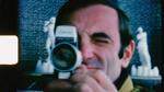 De håndholdte billeder i filmen bliver ledsaget af Charles Aznavours stemme, og sangene slår indimellem som blide bølgeskvulp ind over billederne. Foto: Fra filmen