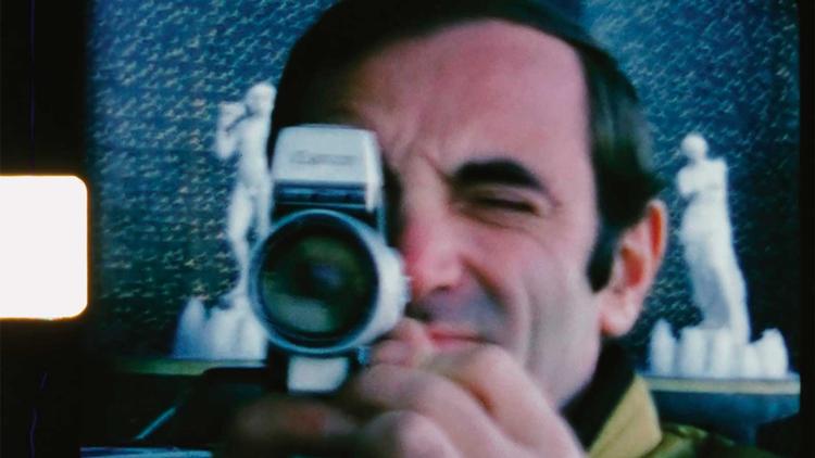 De håndholdte billeder i filmen bliver ledsaget af Charles Aznavours stemme, og sangene slår indimellem som blide bølgeskvulp ind over billederne. Foto: Fra filmen