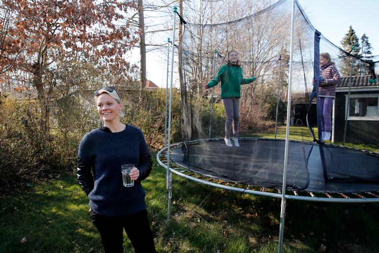 Janni Niclasen er taget midlertidigt i sommerhus for at kunne isolere sig mest muligt, mens corona-krisen står på. Foto: Jens Dresling/POLFOTO