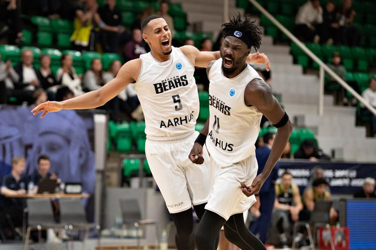 Taylor Ongwae og Michel Diouf har fået tildelt DM-guldet i basketball. Foto: Anita Graversen/POLFOTO