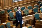 Erhvervsminister Simon Kollerup (S), der er fotograferet i folketingssalen i dag, er glad for, at så mange virksomheder har søgt om lønkompensation til medarbejdere. Foto: Ida Guldbæk Arentsen/Ritzau Scanpix