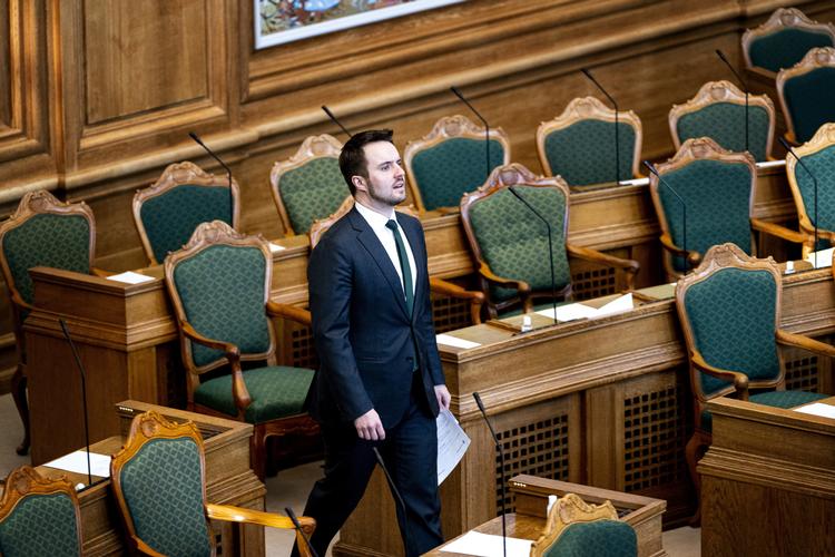 Erhvervsminister Simon Kollerup (S), der er fotograferet i folketingssalen i dag, er glad for, at så mange virksomheder har søgt om lønkompensation til medarbejdere. Foto: Ida Guldbæk Arentsen/Ritzau Scanpix