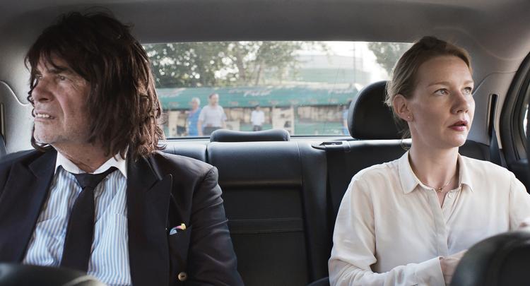 Peter Simonischek spiller Toni Erdmann, som møver sig ind i sin businessdatters verden, og det går ikke helt stille af. Foto: Komplizen Film/Ritzau Scanpix