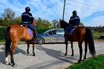     Selv den Republikanske Garde deltager kontrollerer overholdelse af de skrappe regler under karantænen. Den rammer skævt, og bitterheden risikerer at vokse i flere befolkningsgrupper, mener eksperter.  Foto: Damien Meyer/Ritzau Scanpix