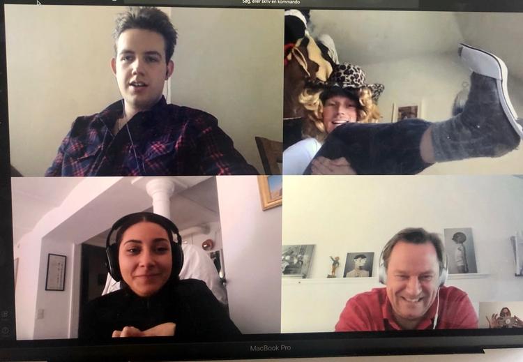 Her er nogle af de mennesker, der skal få Loud ud i æteren. Fra venstre musikvært Benjamin Clemens, tilrettelægger Kristian Hindø-Lings, musikvært Becca Reyes og musikredaktør Mikkel Bagger. Foto: Loud.  