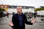     Borgmester i Maribo. Holger Schou Rasmussen på torvet.Vi tager til Lolland for blandt andet at snakke med borgmesteren om, hvordan det er ikke at få andel i udflytningen af statslige arbejdspladser. men vi skal også møde lollikkerne. Men vi skal også forbi Næstved for at tale med menneskene der om, hvad de mener om at Udlændingestyrelsen flytter til byen.    Arkivfoto Finn Frandsen