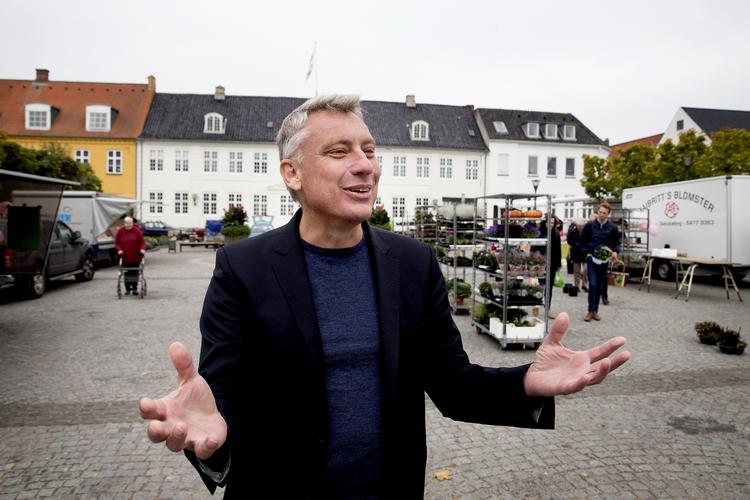     Borgmester i Maribo. Holger Schou Rasmussen på torvet.Vi tager til Lolland for blandt andet at snakke med borgmesteren om, hvordan det er ikke at få andel i udflytningen af statslige arbejdspladser. men vi skal også møde lollikkerne. Men vi skal også forbi Næstved for at tale med menneskene der om, hvad de mener om at Udlændingestyrelsen flytter til byen.    Arkivfoto Finn Frandsen