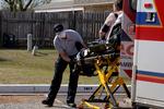 Ambulancefolk i staten Oklahoma bringer en  formodet coronapatient på hospitalet. 
 Foto: Nick Oxford/Ritzau Scanpix