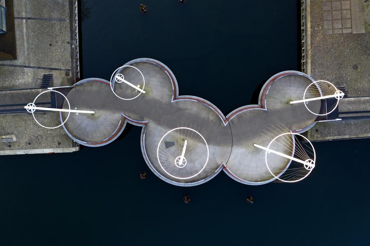 Politikens fotograf Jens Dresling tog en række dronefotos i det øde morgenkøbenhavn torsdag. En solskinsdag der bliver gentaget i dag, men på søndag skifter vejret for alvor.  Foto: Jens Dresling/POLFOTO