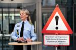 Coronakrisen har givet politiet nye opgaver at bakse med som her, hvor Nordjyllands Politis chef Anne Marie Roum Svendsen fortæller om det forsamlingsforbud, der er indført herhjemme. Krisen har også åbnet for gammelkendte kriminalitetstyper i ny corona-forklædning. Foto: Henning Bagger/Ritzau Scanpix