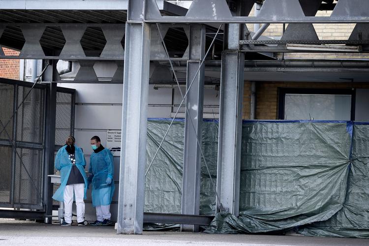 Sjællands Universitetshospital i Roskilde har etableret drive-in test, hvor man kan parkere sin bil og gå fem meter, hvor man bliver testet under et halvtag. Foto: Jens Dresling Foto: Jens Dresling/POLFOTO