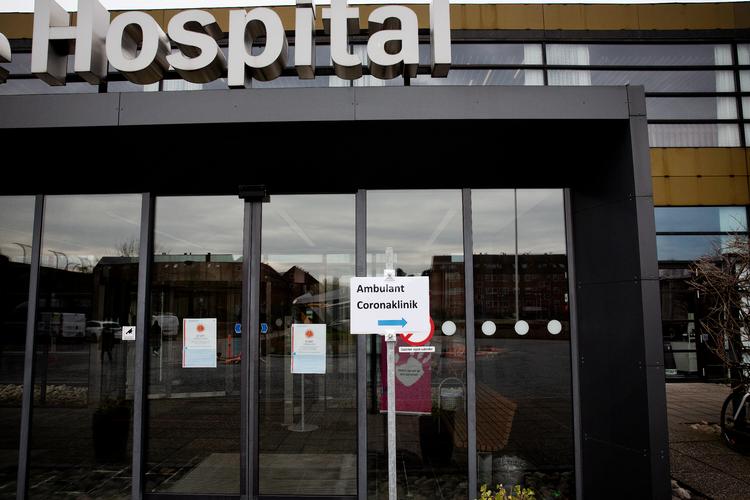 På Hvidovre Hospital er der adgang forbudt for mennesker, der vil testes for coronasmitte. De henvises til en ambulant coronaklinik, så de ikke kommer til at smitte andre på vej ind til undersøgelser. Foto: Martin Lehmann/POLFOTO