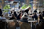 I Stockholm mødes folk stadig på cafeer og restauranter, da Sverige fortsætter deres laissez-faire kurs i bekæmpelsen af covid-19.  Foto: Tt News Agency/Ritzau Scanpix
