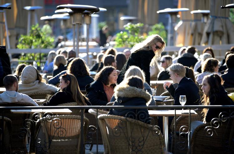 I Stockholm mødes folk stadig på cafeer og restauranter, da Sverige fortsætter deres laissez-faire kurs i bekæmpelsen af covid-19.  Foto: Tt News Agency/Ritzau Scanpix