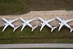 Flytrafikken verden over er gået i stå. Derfor er landingsbaner i lufthavnene nu omdannet til parkeringspladser for de maskiner, der ikke er i brug lige for tiden. Her er det maskiner fra American Airlines, der står på række i Tulsa i Oklahoma. Foto: Nick Oxford/Ritzau Scanpix