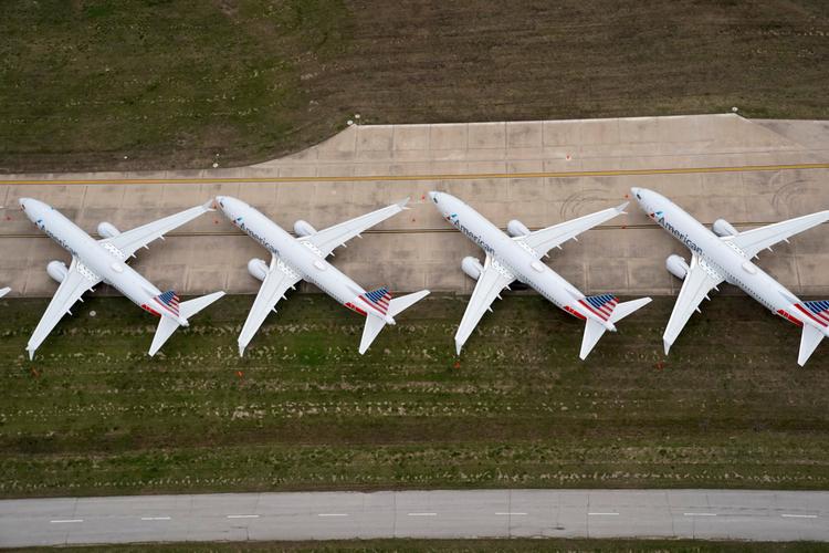Flytrafikken verden over er gået i stå. Derfor er landingsbaner i lufthavnene nu omdannet til parkeringspladser for de maskiner, der ikke er i brug lige for tiden. Her er det maskiner fra American Airlines, der står på række i Tulsa i Oklahoma. Foto: Nick Oxford/Ritzau Scanpix