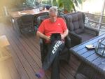 Når Svend-Aksel Hansen vågner om morgenen, sætter han sig ned i udstuen og læser sine tre aviser på iPad'en.  Foto: Privatfoto
