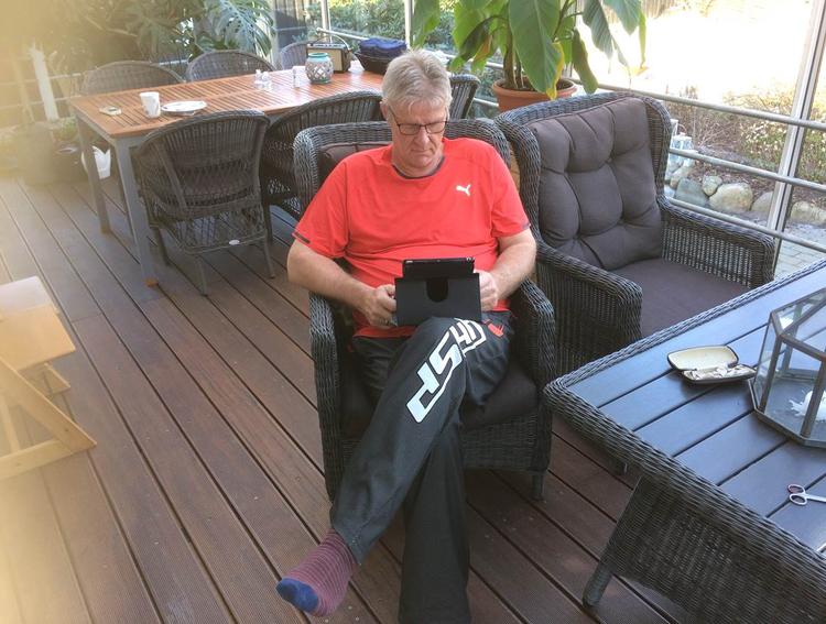 Når Svend-Aksel Hansen vågner om morgenen, sætter han sig ned i udstuen og læser sine tre aviser på iPad'en.  Foto: Privatfoto