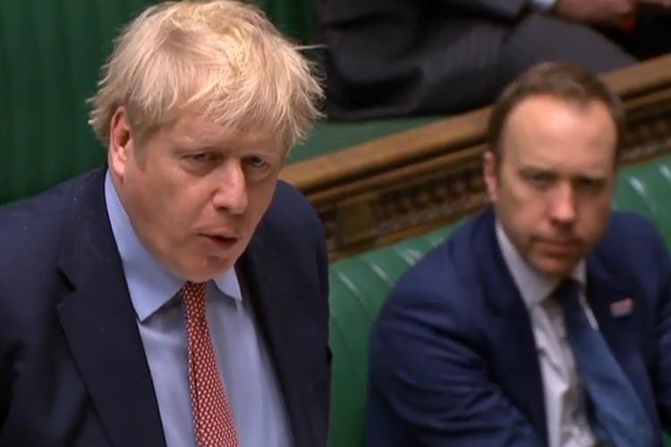 Boris Johnson og sundhedsminister Matt Hancock fotograferet ved en tidligere debat i parlamentet.  Foto: -/Ritzau Scanpix