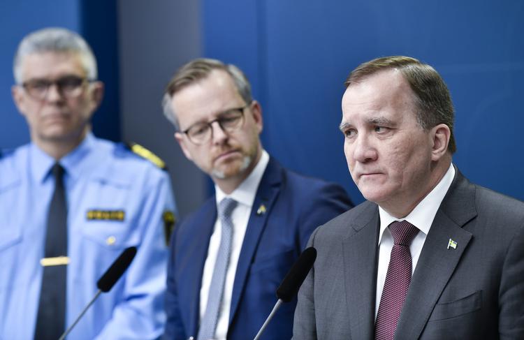 Sveriges statsminister Stefan Löfven taler ved dagens pressemøde, mens rigspolitichef Anders Thornberg og indenrigsminister   Mikael Damberg lytter på. Foto: 10040 Andes Wiklund/Ritzau Scanpix