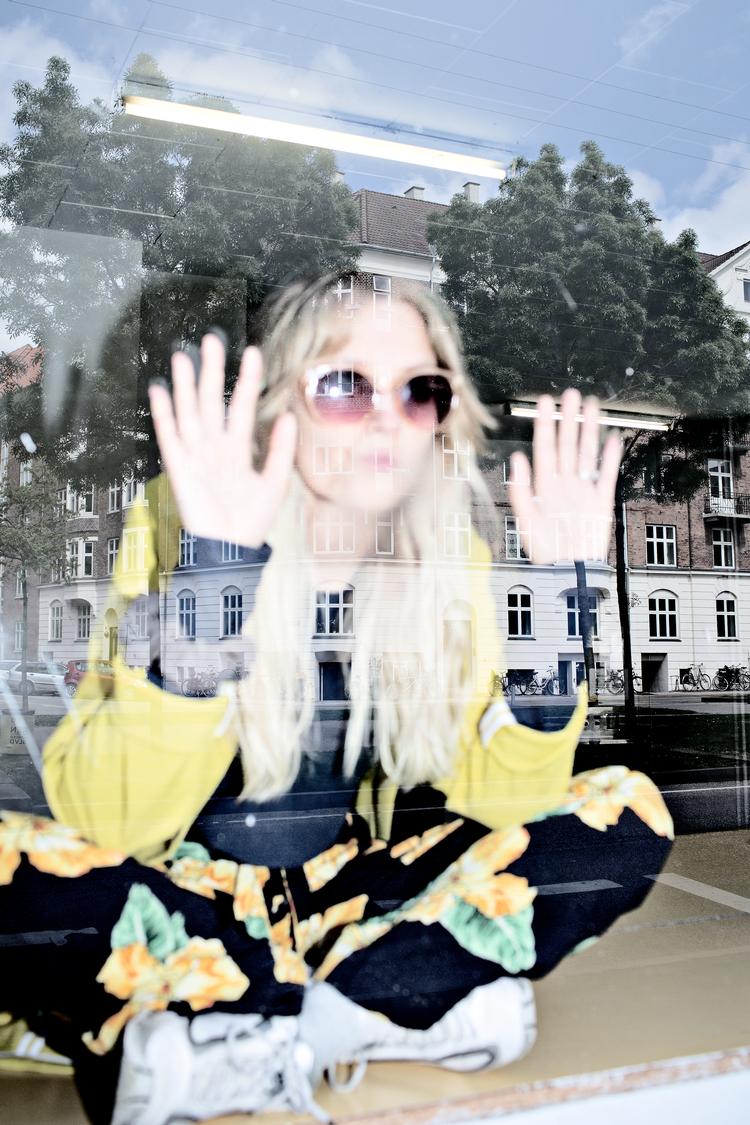 Ja, det er hårdt med udsigten til endnu en weekend, hvor du skal blive indenfor. Men heldigvis er der masser at tage sig til. Lørdag kan du for eksempel se onlinekoncert med Soleima, der på fotoet her også ligner en, der drømmer om at komme ud i forårssolen. Foto: Joachim Adrian/POLFOTO