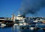 Den brandhærgede færge blev slæbt ind til kajen i den svenske by Lysekil. Foto: Erik Kragh/POLFOTO