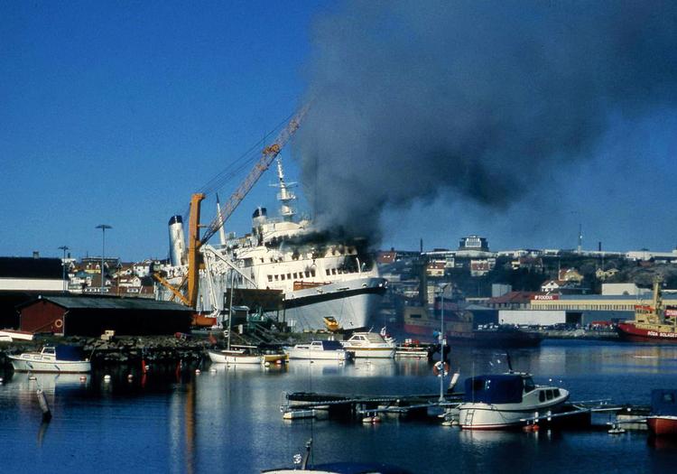 Den brandhærgede færge blev slæbt ind til kajen i den svenske by Lysekil. Foto: Erik Kragh/POLFOTO