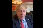 Boris Johnson holdt selv mobilen, da han indtalte sin lille video om at have corona. Der var ikke andre til at gøre det.(Foto: -/Ritzau Scanpix) Foto: -/Ritzau Scanpix