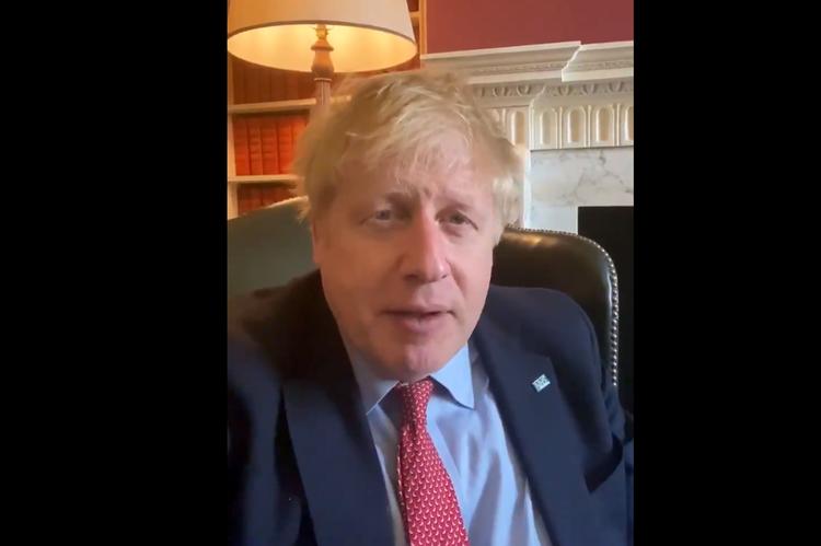 Boris Johnson holdt selv mobilen, da han indtalte sin lille video om at have corona. Der var ikke andre til at gøre det.(Foto: -/Ritzau Scanpix) Foto: -/Ritzau Scanpix