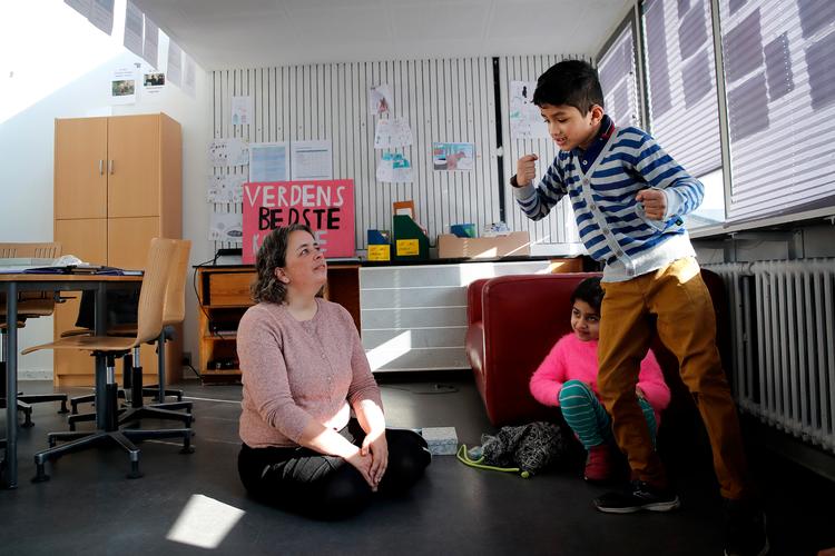 Underviser i 0. klasse Rikke Thulin har fire elever, hun trods skolelukning stadig underviser i dansk sprog. Eleverne er i fare for at dumpe en kommende sprogprøve, og vil dermed skulle gå årgangen om.  Foto: Jens Dresling/POLFOTO