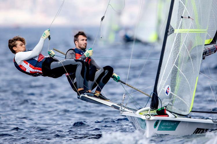 2 af de 12 danskere, der er sikker på OL-deltagelse, er 49er-sejlerne Jakob Precht (tv.) og Jonas Warrer (th.). Foto: Sailing Energy