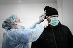 Vi har efterhånden forstået, at 'værnemdiler', er en fællesbetegnelse for masker, visirer, håndsprit, handsker og andre ting, der beskytter sundhedspersonalet under arbejdet. Foto: Philippe Lopez/Ritzau Scanpix