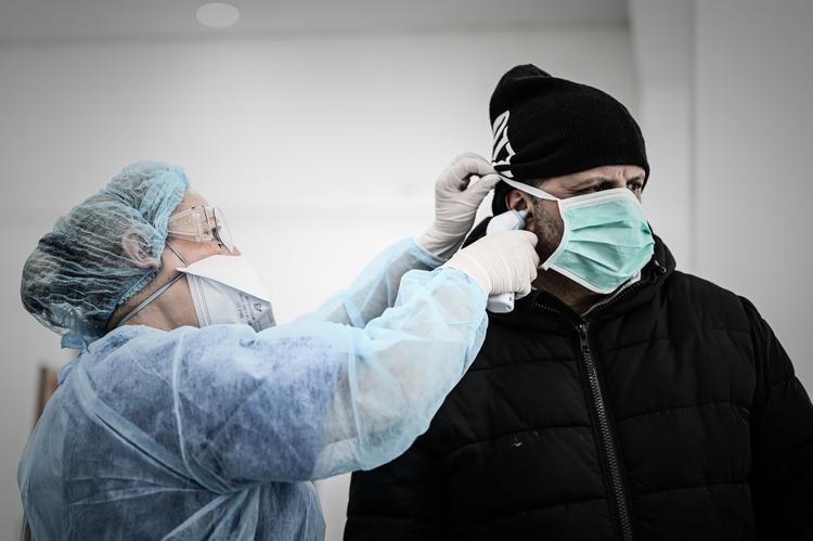 Vi har efterhånden forstået, at 'værnemdiler', er en fællesbetegnelse for masker, visirer, håndsprit, handsker og andre ting, der beskytter sundhedspersonalet under arbejdet. Foto: Philippe Lopez/Ritzau Scanpix