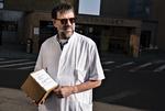 Ledende overlæge Henrik Nielsen har her modtaget lægemidlet Remdesivir mod covid-19 i en køleboks på Aalborg Universitetshospital. Her skal det bruges til en patient, der skal være med i et internationalt forskningsprojekt, der afprøver mulig covid-19 medicin på i første omgang i alt 12 patienter i Danmark.  Foto: Henning Bagger/Ritzau Scanpix