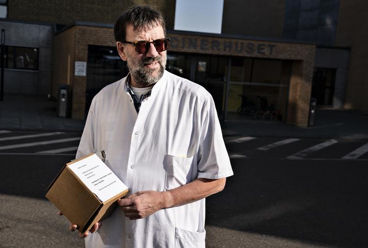 Ledende overlæge Henrik Nielsen har her modtaget lægemidlet Remdesivir mod covid-19 i en køleboks på Aalborg Universitetshospital. Her skal det bruges til en patient, der skal være med i et internationalt forskningsprojekt, der afprøver mulig covid-19 medicin på i første omgang i alt 12 patienter i Danmark.  Foto: Henning Bagger/Ritzau Scanpix