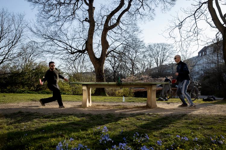 I H.C. Ørstedsparken har to mænd fundet en coronasikker måde at dyrke sport på. Foto: Peter Hove Olesen/POLFOTO