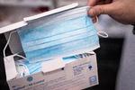 Også i Danmark risikerer sundhedsvæsnet at løbe tør for værnemidler som håndsprit, ansigtsmasker og åndedrætsværn, hvis coronaepidemien fortsætter længe endnu. Derfor har Lægemiddelstyrelsen opfordret alle til at spare så meget som muligt på værnemidler.  Foto: Niels Christian Vilmann/Ritzau Scanpix