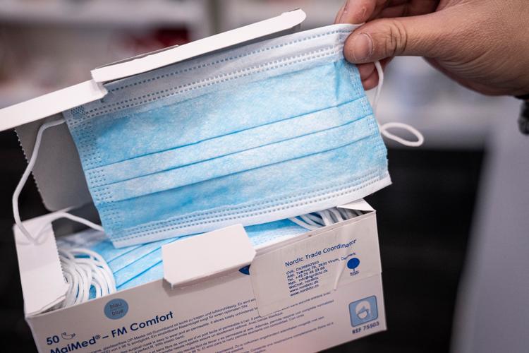 Også i Danmark risikerer sundhedsvæsnet at løbe tør for værnemidler som håndsprit, ansigtsmasker og åndedrætsværn, hvis coronaepidemien fortsætter længe endnu. Derfor har Lægemiddelstyrelsen opfordret alle til at spare så meget som muligt på værnemidler.  Foto: Niels Christian Vilmann/Ritzau Scanpix