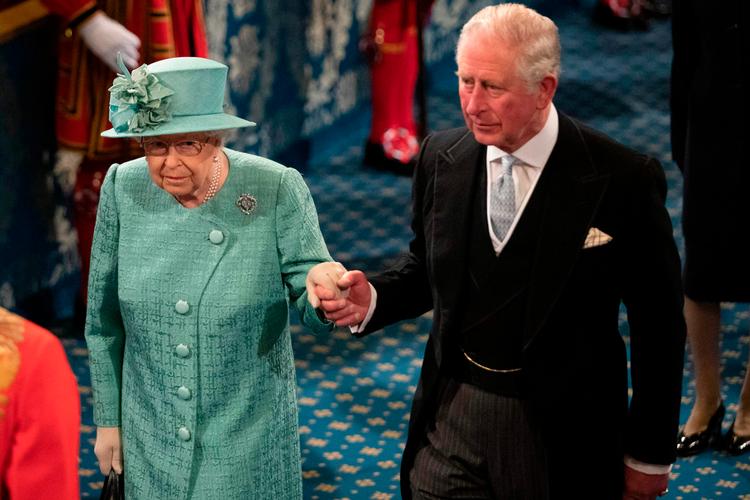  Prins Charles, der her er fotograferet sammen med sin mor, dronning Elizabeth, i december, er smittet med coronavirus og har isoleret sig på det kongelige gods Birkhall i Skotland.  (Photo by Matt Dunham / POOL / AFP)   Foto: Matt Dunham/Ritzau Scanpix