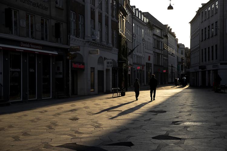 Coronaepidemien har lagt Danmark øde. Billedet er fra et ellers normalt menneskemyldrende indre København i går.  Foto: Peter Hove Olesen/POLFOTO