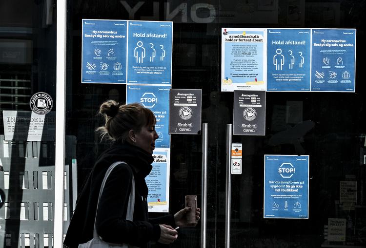 Danmark er plastret til med coronaadvarsler - her i Aalborg i går.  Foto: Henning Bagger/Ritzau Scanpix