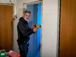 Lange dage i den 70 kvadratmeter store lejlighed i Risskov, som Anders Højlund skal have gjort færdig, inden sæsonen og Vesterhavets bølger kalder i Klitmøller.  
